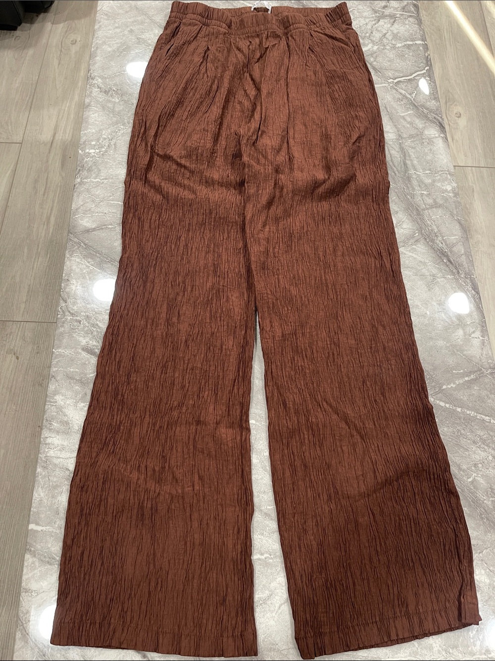 Wide-Leg Crinkle Pants in Rust Brown